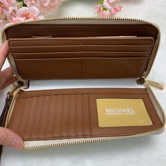 Michael Kors Jet Set Travel Continental Wristlet - Picture 6 of 8